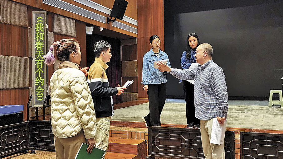 ◆導演高志森教導演員走位。