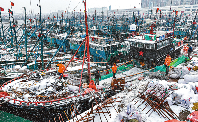 ◆12月16日，山東省榮成市出現大風和強降雪天氣，漁船紛紛停靠漁港，躲避風雪。 中新社