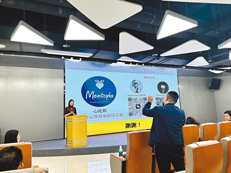 ◆香港特區政府「粵港澳大灣區青年創業資助計劃」入圍項目在佛山路演及對接合作。圖為「心托邦」團隊負責人與專家交流。 香港文匯報記者敖敏輝 攝