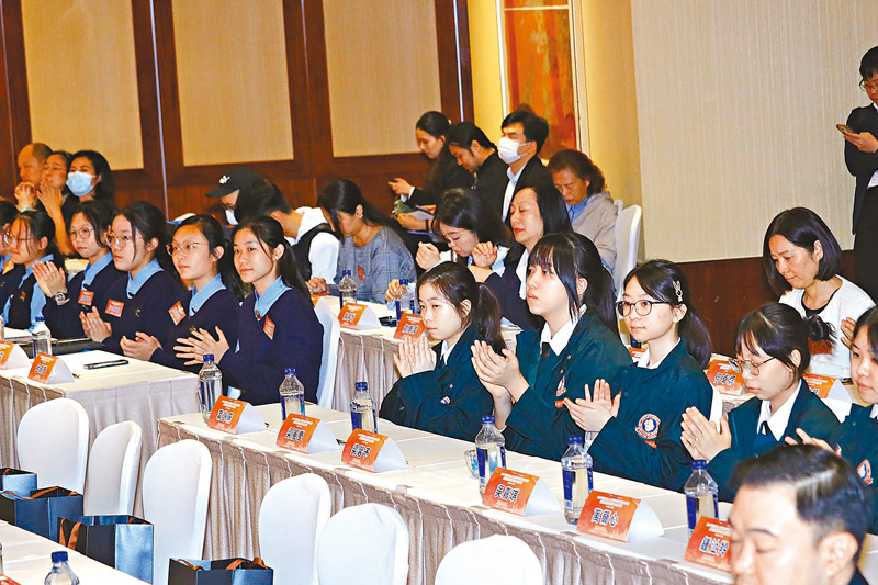 ◆學生聚精會神留心聆聽嘉賓發言。 香港文匯報記者北山彥 攝