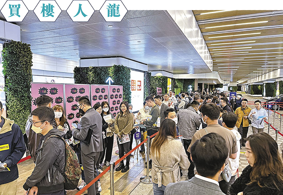 ◆由新地及港鐵合作發展的天水圍天榮站項目YOHO WEST昨日展開第3輪銷售，涉及280伙，銷情不俗。圖為銷售處外。 香港文匯報記者黎梓田  攝