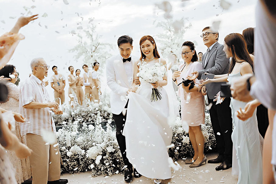 ◆一對新人接受家人朋友的祝福。