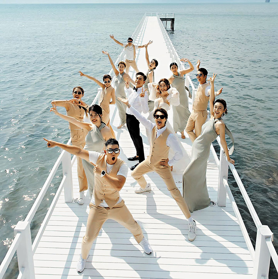 ◆一對新人夥兄弟姊妹團開心留靚相。