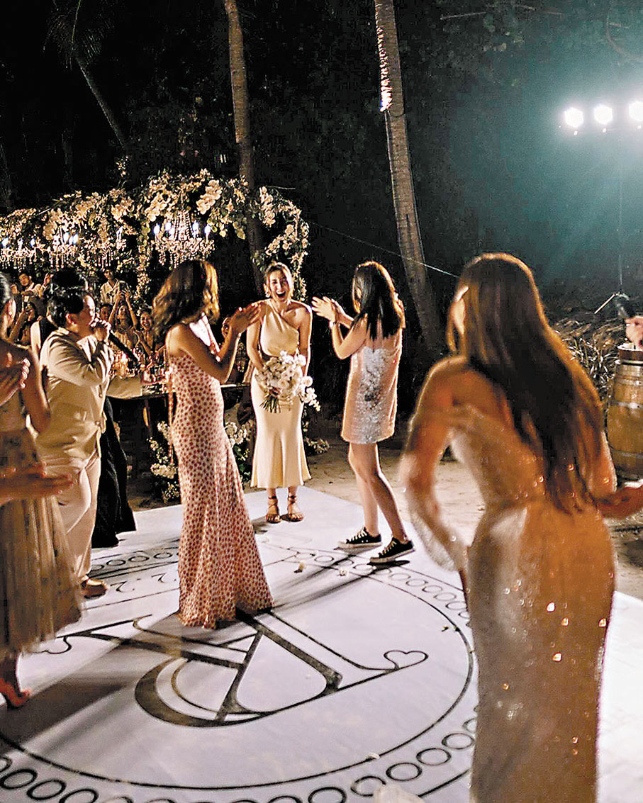 ◆高海寧接到新娘花球。