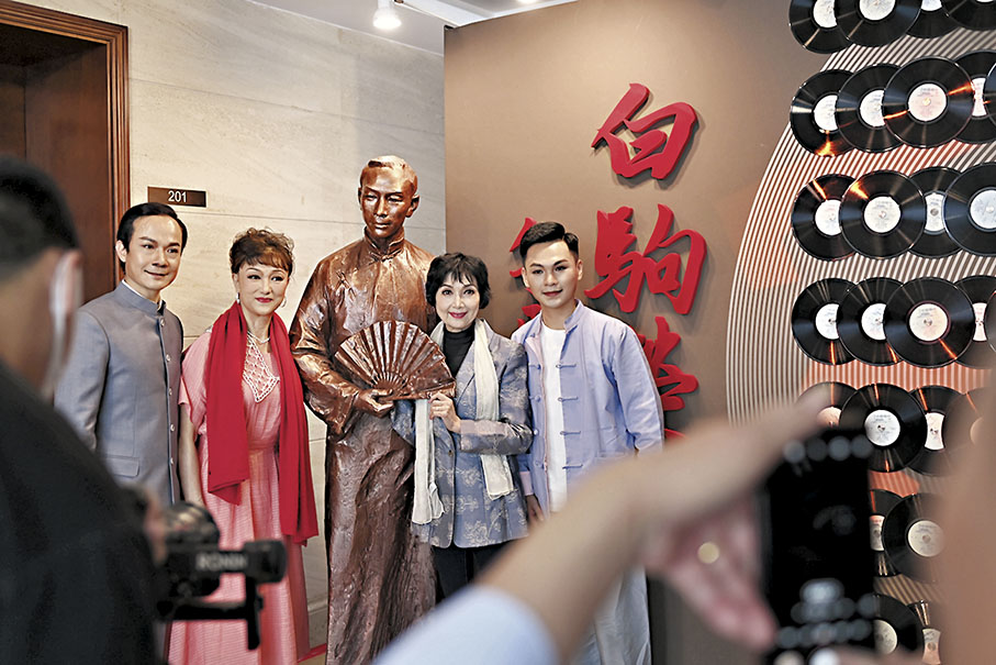 ◆粵劇大師白駒榮的女兒白雪梅（左二）、白雪紅（左三）和粵劇《一代宗師白駒榮》的演員合照。