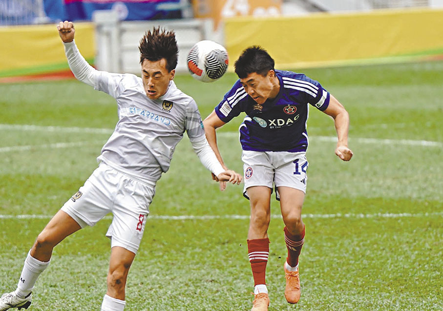 ◆東方余在言（右）與晉峰邵昀俊爭頂頭鎚。 香港文匯報記者郭正謙   攝