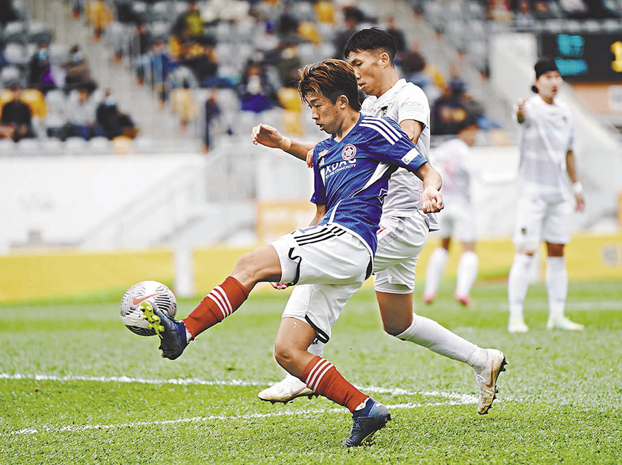 ◆東方黃皓雋（藍衫）在對方力壓下起腳。 香港文匯報記者郭正謙  攝