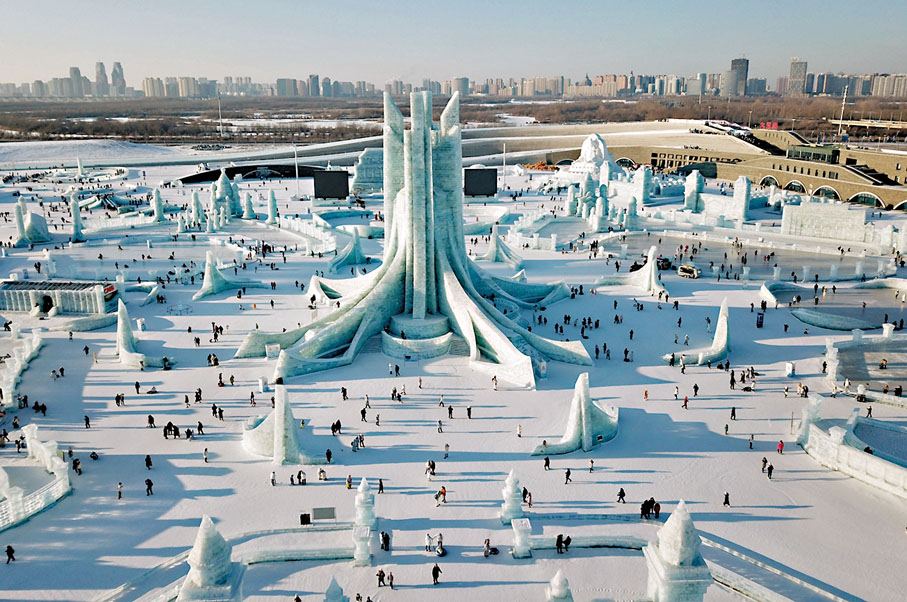 ◆哈爾濱冰雪大世界內，天南海北的遊客暢遊園區，大滑梯、摩天輪等項目火爆搶手。 資料圖片