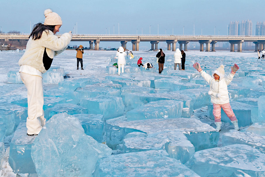 ◆遊客在松花江哈爾濱段江畔的「鑽石海」遊玩。資料圖片