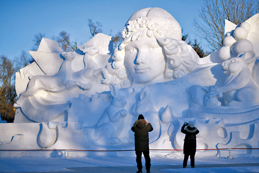 ◆遊客在太陽島雪博會園區內觀賞、拍攝雪雕作品。 資料圖片