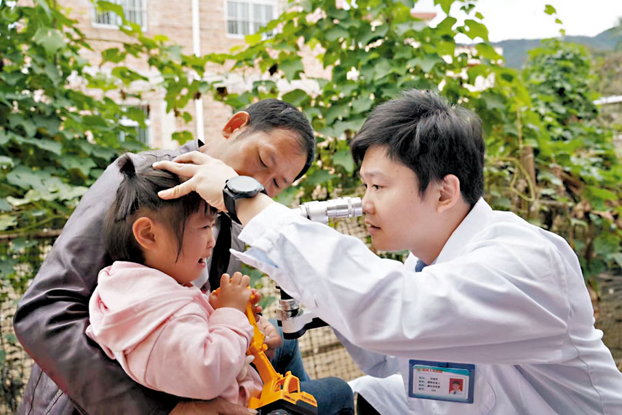◆小雨晨在接受術後檢查。