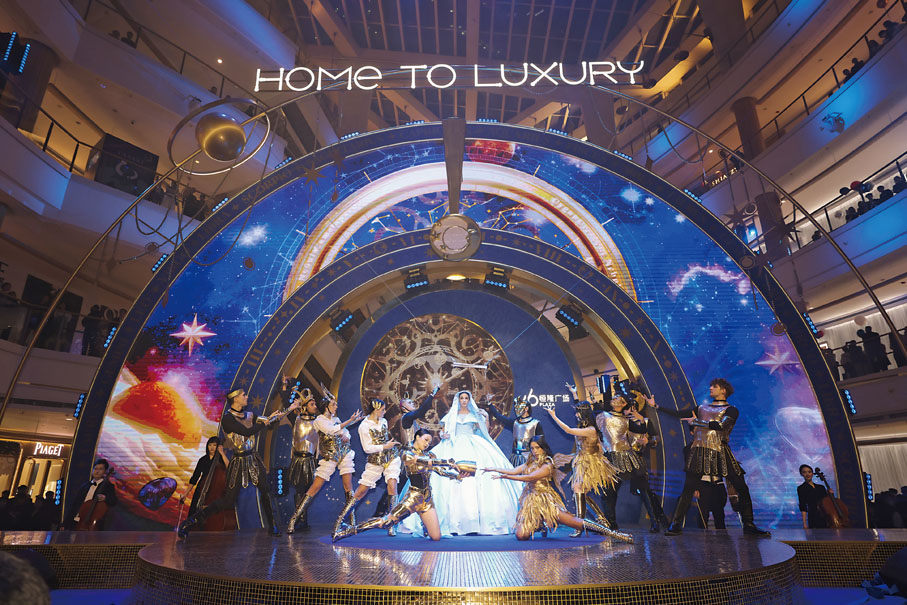 ◆上海恒隆廣場每年舉行的「HOME TO LUXURY」盛裝派對，與各行各業的名牌租戶合作，在場內陳設各種互動體驗攤位，為會員帶來意想不到的驚喜。會員可於活動中贏取專屬禮遇與神祕禮品，盡享無與倫比的購物體驗。