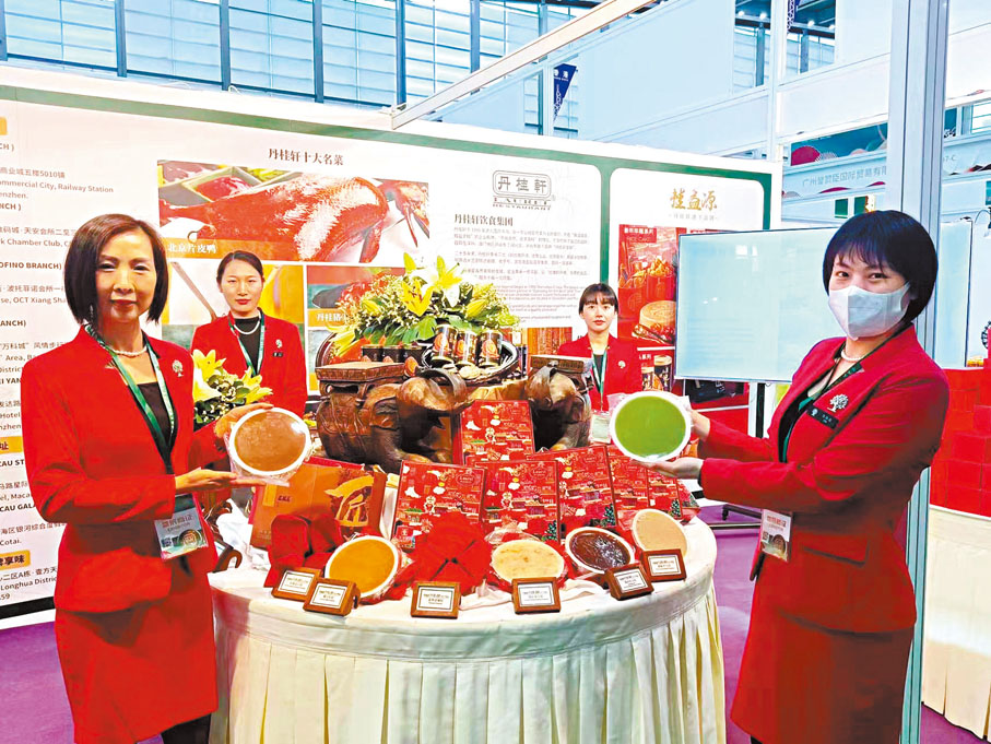 ◆丹桂軒展示了其多款年糕，吸引了不少消費者。