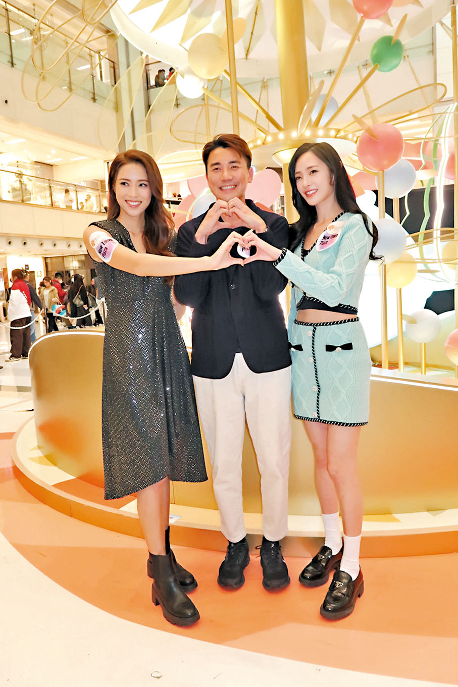 ◆劉穎鏇、洪永城與陳楨怡齊派心。