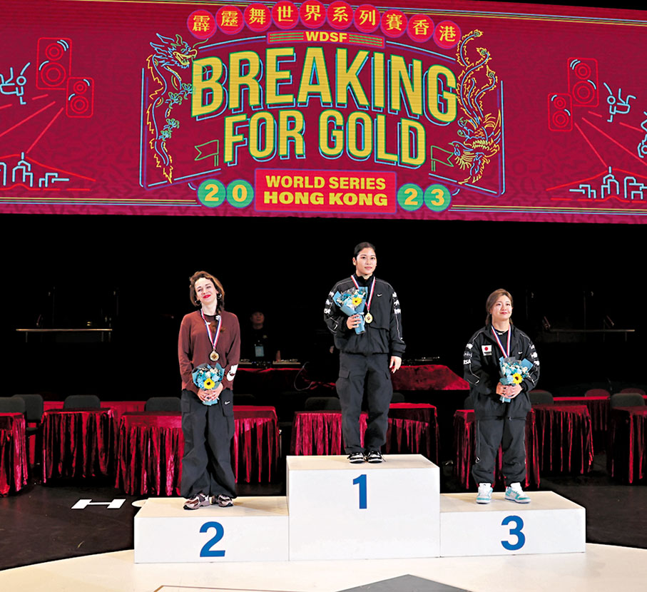 ◆女子組三甲有兩位來自日本，包括冠軍的津波古梨心（中）及銅牌的半井彩彌（右）。 中國香港體育舞蹈總會圖片