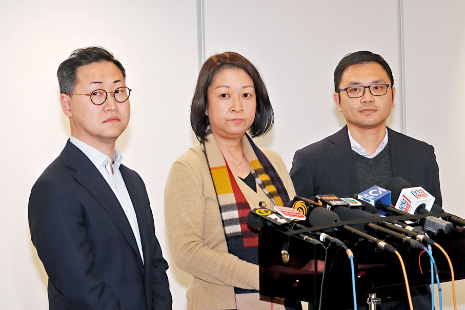 ◆李頌恩（中）代表運輸署及服務商向受影響人士致歉。 香港文匯報記者北山彥  攝