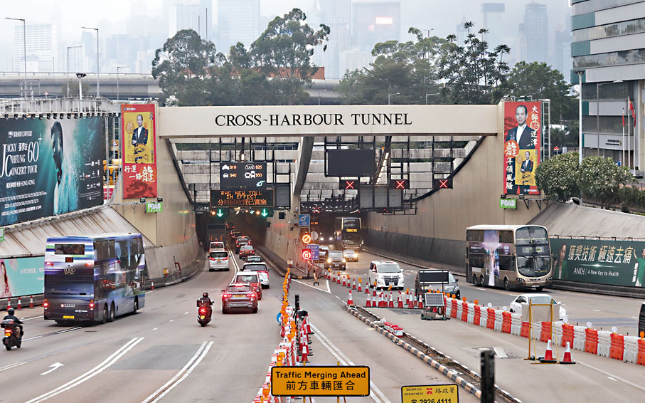 ◆三隧「分時段收費」實施後首個工作天，紅隧進入繁忙時段行車仍大致暢順。香港文匯報記者郭木又  攝