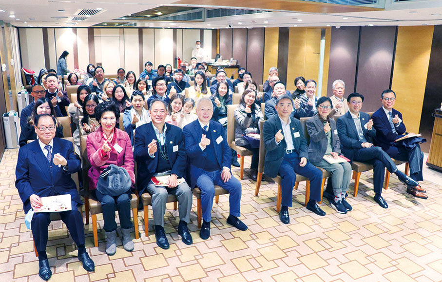 ◆2022慈善基金捐款儀式大合照，（前排左起：名譽會長雷振範、副理事長阮婷婷、副理事長朱嘉楨、永遠名譽會長李德麟、理事長曹其東、常務理事吳寧、副理事長高鼎國、副理事長張宗琪）。