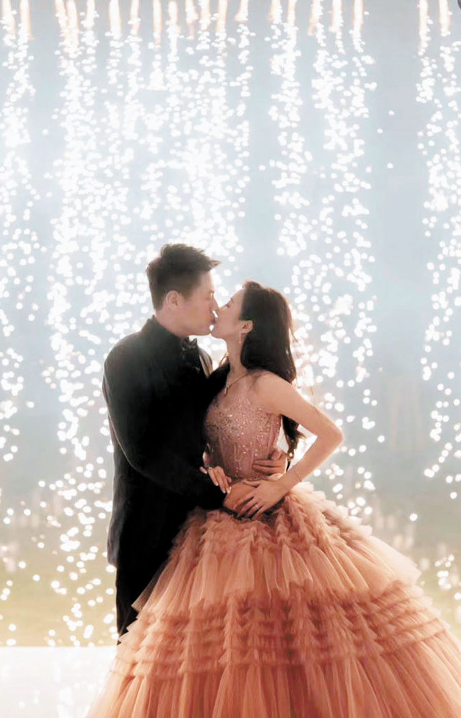 ◆何依婷與老公於煙花下拖手擁吻。