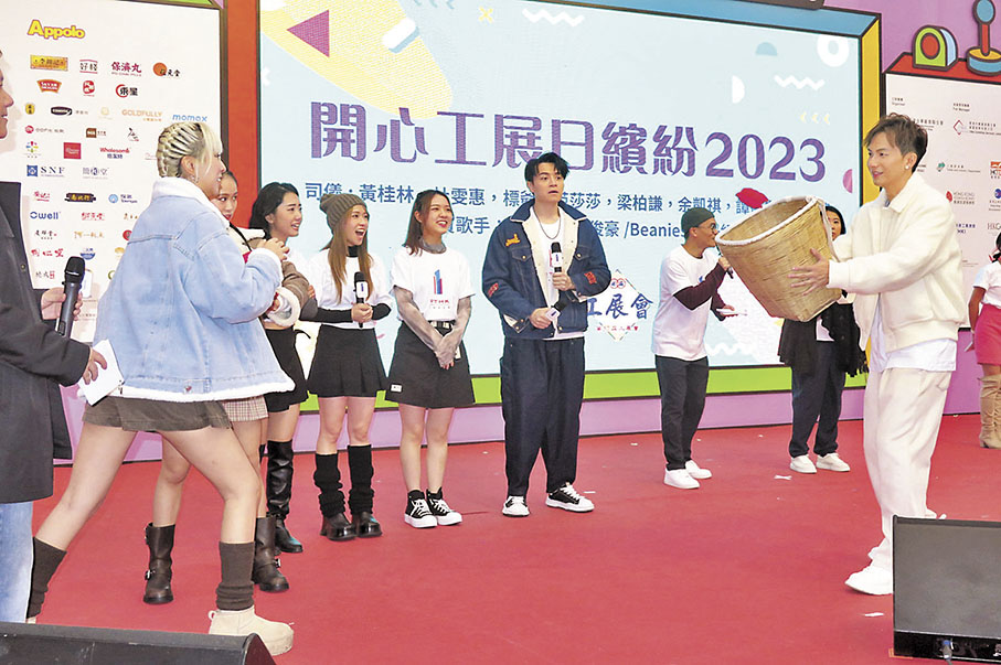 ◆周吉佩與觀眾一同玩遊戲。