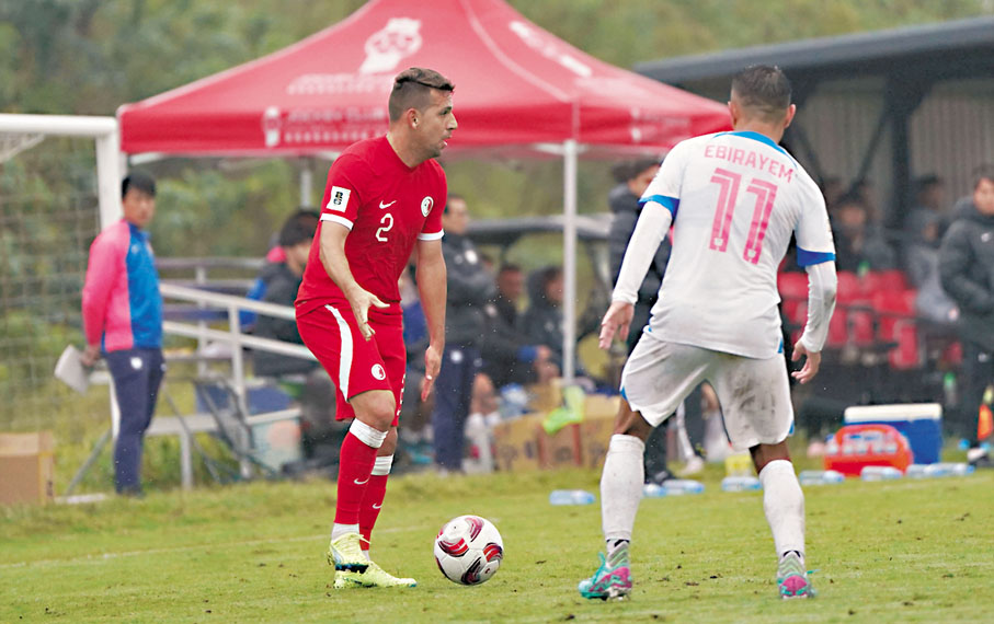 ◆首次為港足披甲的史提芬彭利拿（紅衫）滿意自己的表現。