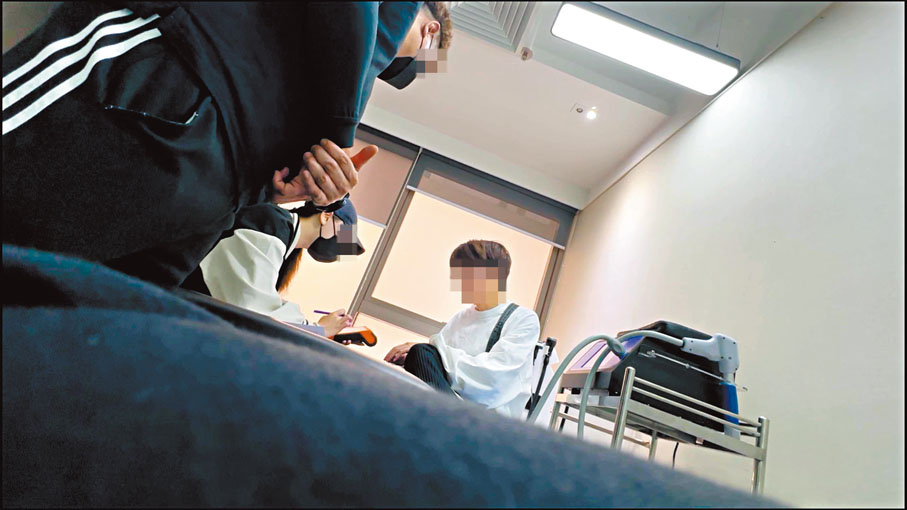 ◆香港文匯報記者早前放蛇揭露有「痛症中心」職員和彪形大漢輪流出招，層層施壓及游說顧客。 資料圖片