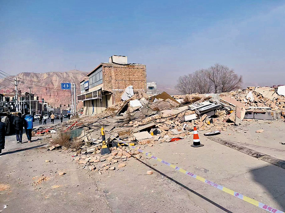 ◆12月19日，甘肅積石山縣大河家鎮的部分房屋在地震中倒塌。 香港文匯報記者郭濤  攝