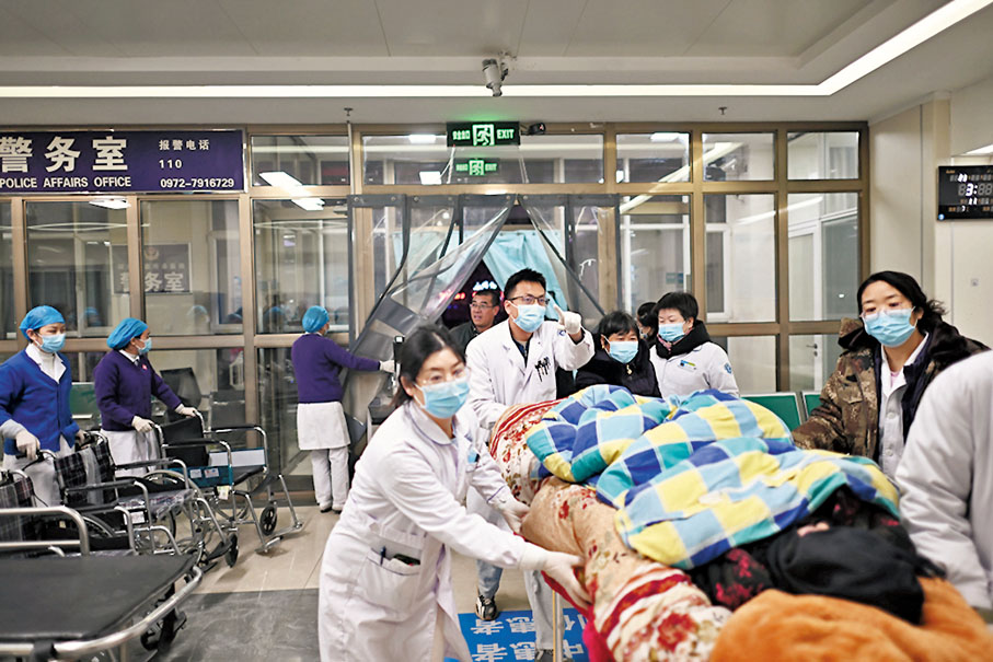 ◆12月19日，一名地震傷員在青海省海東市民和回族土族自治縣人民醫院接受救治。 新華社