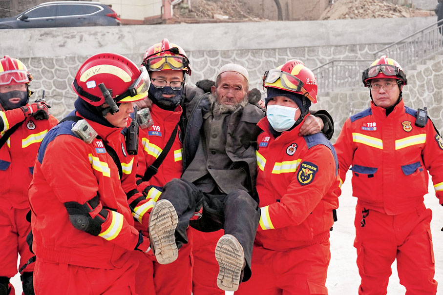 ◆在積石山大河家鎮大河村，消防人員開展救援。 新華社