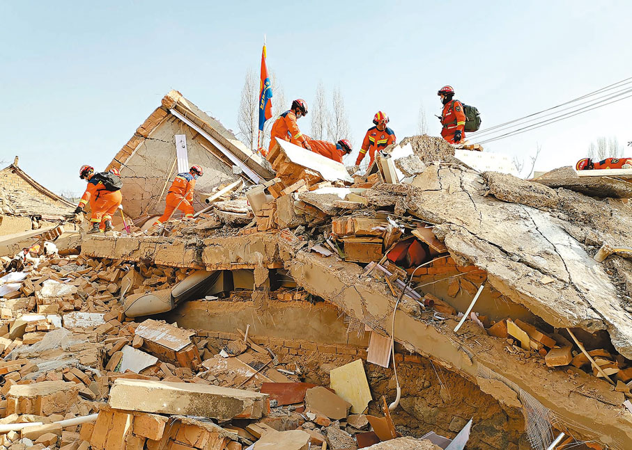 ◆12月19日，救援人員在甘肅省臨夏州積石山縣大河家鎮進行救援。 新華社