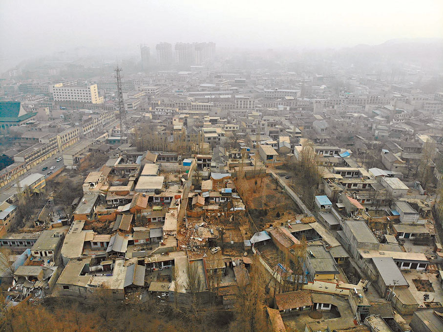 ◆12月19日，甘肅省臨夏州積石山縣大河家鎮受災現場，部分房屋受損。 中新社