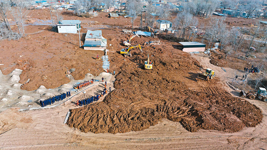 ◆12月19日，救援機械和人員在青海省海東市民和回族土族自治縣中川鄉金田村清理地震引發的砂湧。 新華社