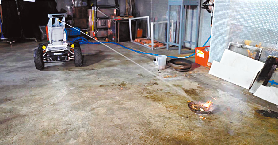 ◆理大研發的智能機械人無須人工操作，可自主鎖定火源並進行滅火。