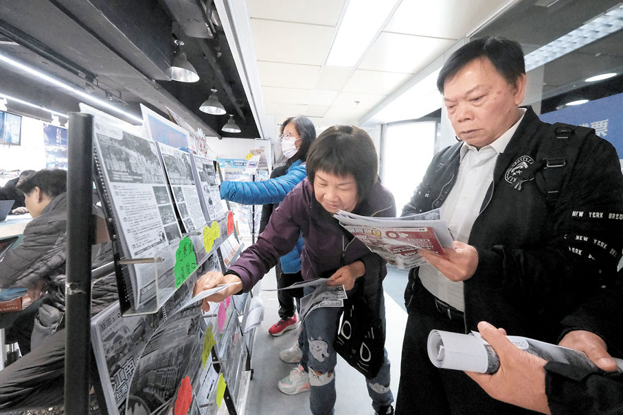 ◆不少旅行社都擠滿報團及索取旅遊資訊的市民。