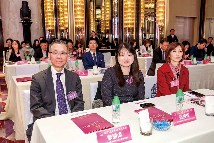 ◆左起：新鴻基地產發展有限公司企業傳訊總監廖國偉，長江實業集團有限公司企業事務部副首席經理張婉媚，巴士的報總編輯李彤。