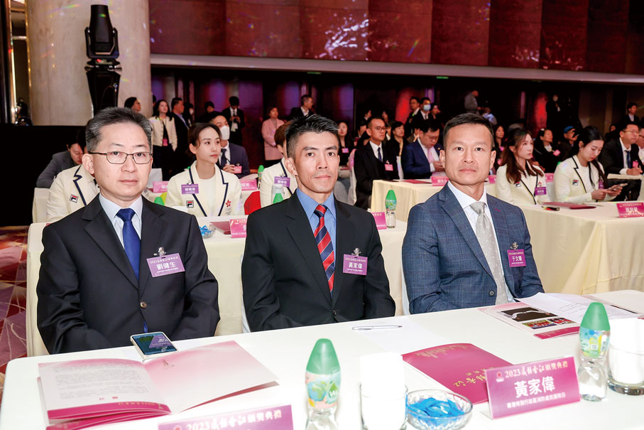 ◆左起：香港特別行政區衞生署高級醫生劉健生、香港特別行政區消防處救護隊目黃家偉、香港特別行政區消防處副消防總長于文陽。