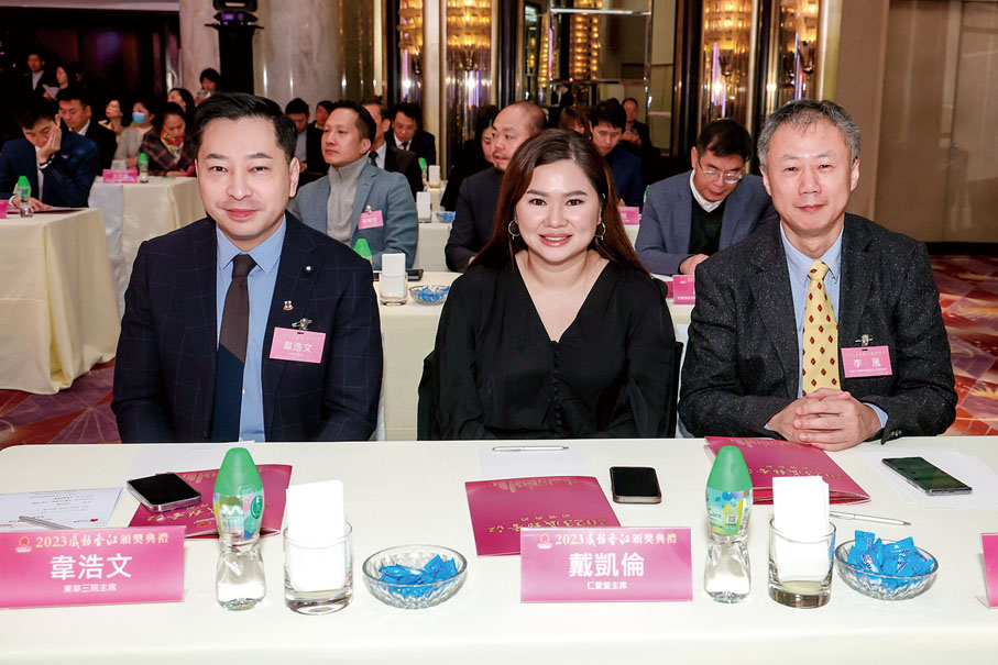 ◆左起：東華三院主席韋浩文、仁愛堂主席戴凱倫、中國中央廣播電視總台亞太總站副站長李風。