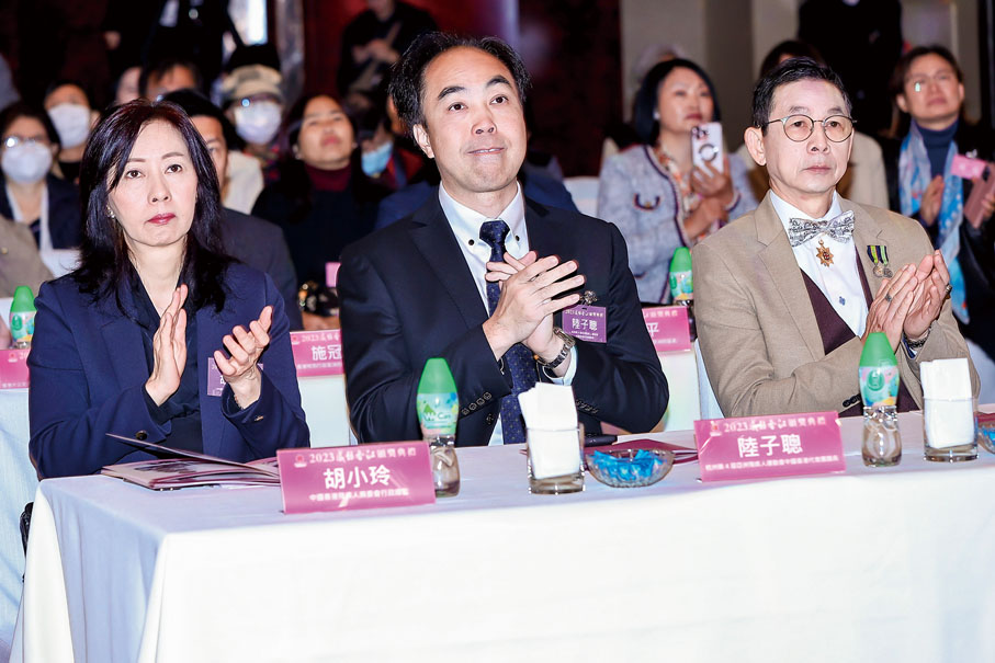 ◆左起：中國香港殘疾人奧委會行政總監胡小玲、杭州第4屆亞洲殘疾人運動會中國香港代表團團長陸子聰、郊野義務搜索隊創辦人凌劍剛。