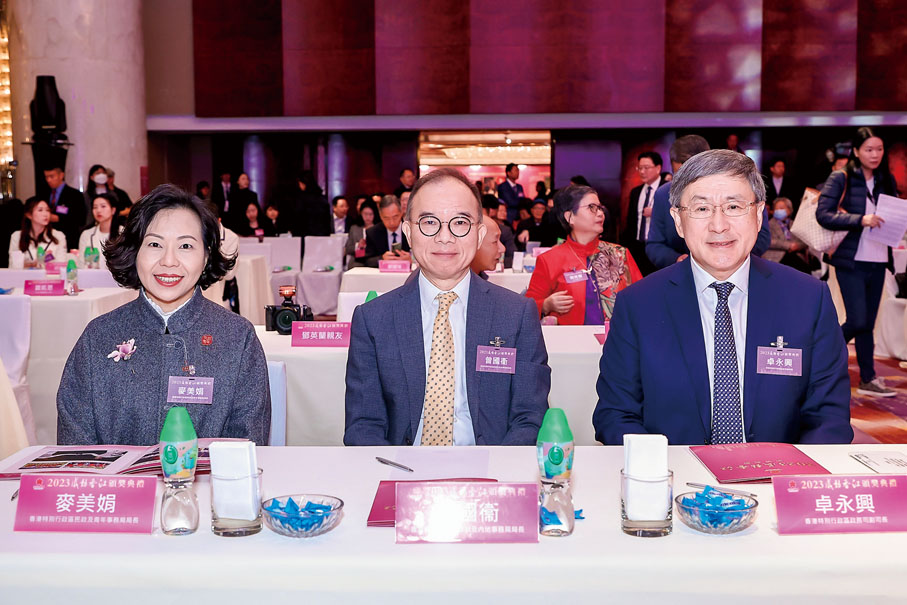 ◆左起：香港特別行政區民政及青年事務局局長麥美娟、香港特別行政區政制及內地事務局局長曾國衞、香港特別行政區政務司副司長卓永興。