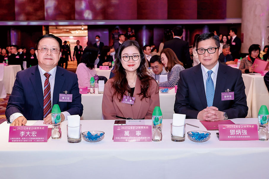 ◆左起：香港大公文匯傳媒集團董事長、總編輯兼香港文匯報社社長、大公報社社長李大宏，中央人民政府駐香港特別行政區聯絡辦公室青年工作部副部長萬寧，香港特別行政區保安局局長鄧炳強。