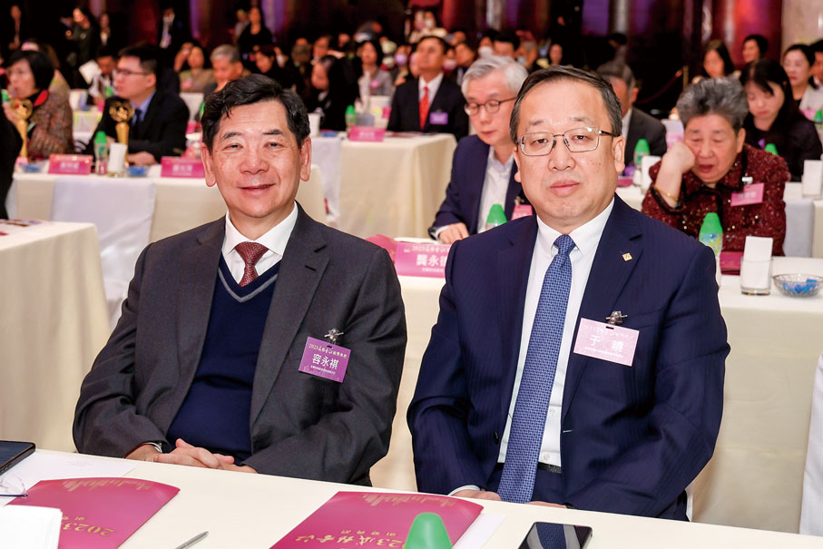 ◆左起：全國政協經濟委員會副主任容永祺、香港中國企業協會副會長兼總裁于曉。