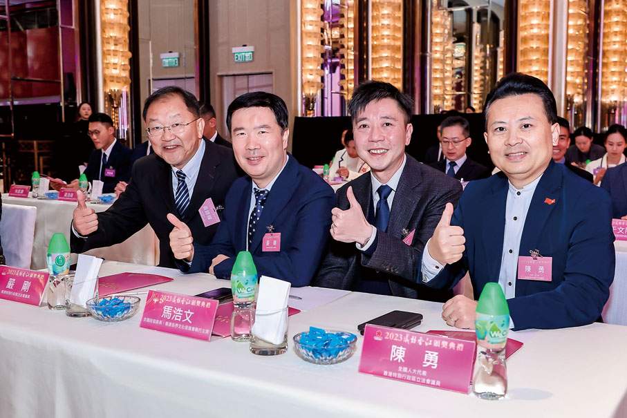 ◆左起：全國政協委員、香港特別行政區立法會議員黃錦輝，香港特別行政區立法會議員嚴剛，全國政協委員、香港各界文化促進會執行主席馬浩文，全國人大代表、香港特別行政區立法會議員陳勇。