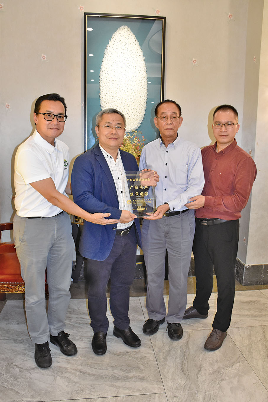◆潘家強及陳耀恒代表商會向廣東省建築業協會會長梁劍明(左二)及副秘書長梁智尤(右四)致送感謝狀。