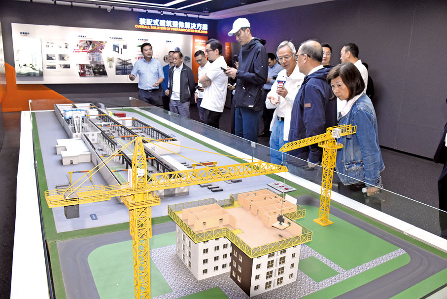 ◆團員考察裝配式技術項目模型。