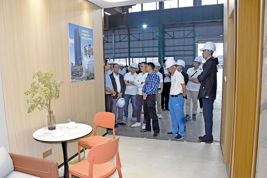 ◆團員參觀多層混凝土Mic塊建築樣板房。