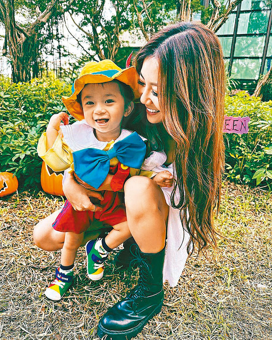 ◆ 何雁詩為囝囝打氣。