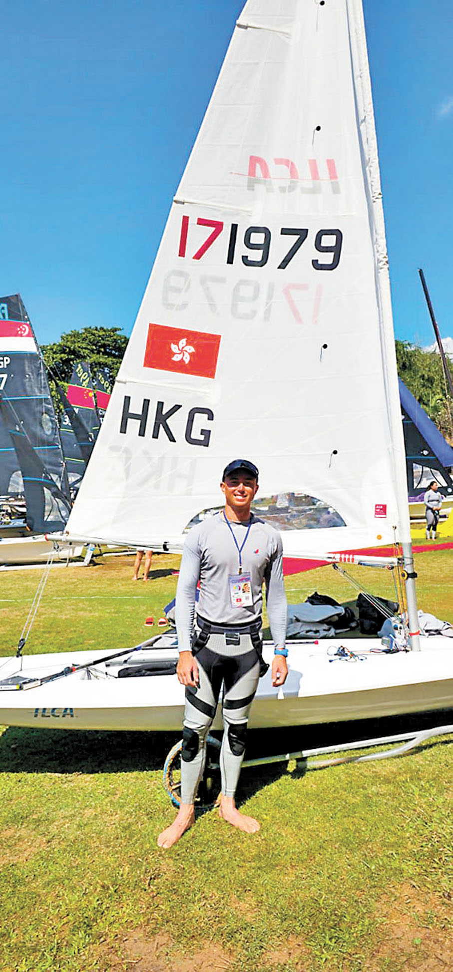 ◆貝俊龍賽後與自己的戰船合影。