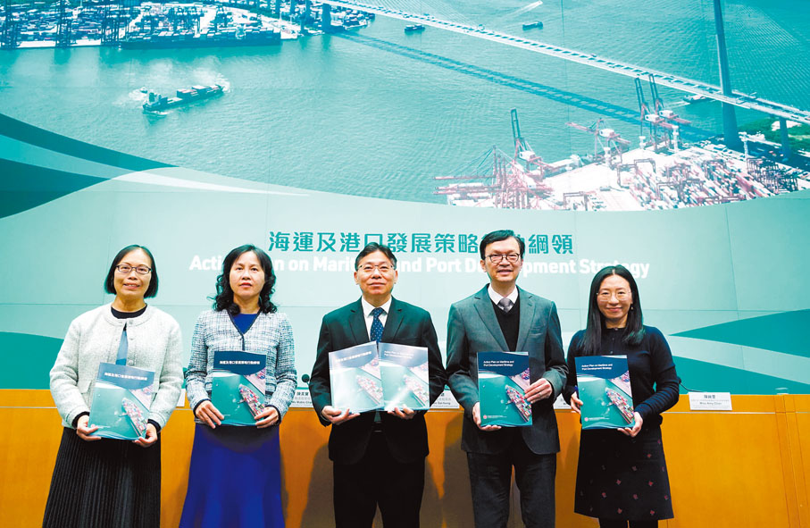 ◆運輸及物流局局長林世雄(中)等官員昨日會見傳媒，公布香港《海運及港口發展策略行動綱領》。 香港文匯報記者曾興偉  攝
