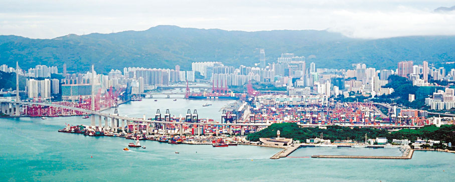 ◆海運港口發展綱領提出，對大宗商品貿易等重點海運領域推行稅務寬減優惠。圖為香港葵青貨櫃碼頭。 香港文匯報記者曾興偉  攝