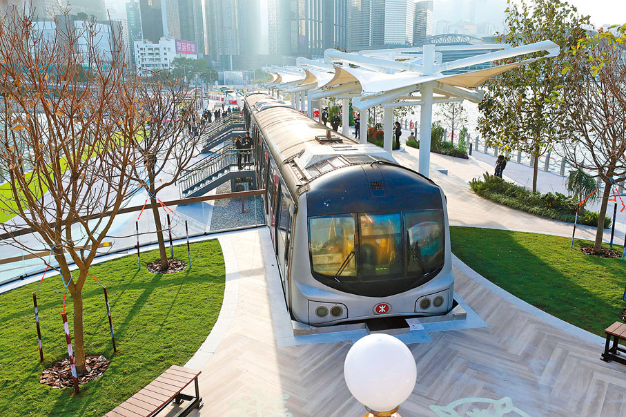 ◆兩節「烏蠅頭」列車重置於灣仔水上運動及康樂主題區。香港文匯報記者郭木又 攝